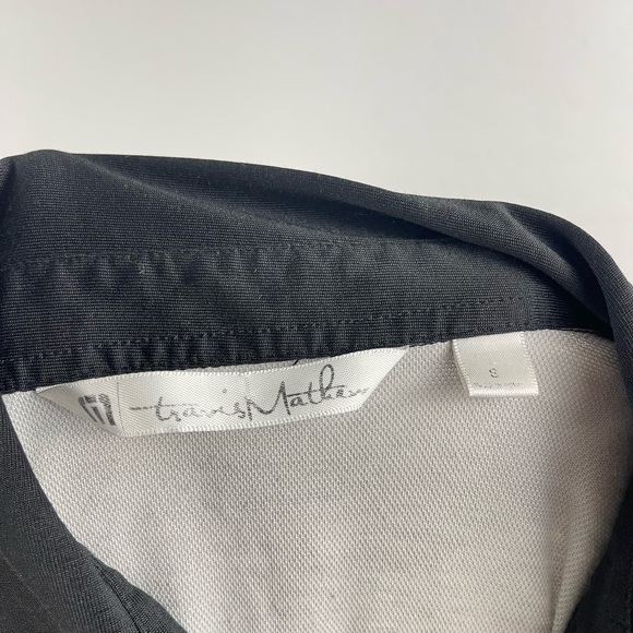 Travis Mathew Men's Polo Shirt Size S, Black & Gray with Unique Sleeve Embroider - Picture 7 of 8